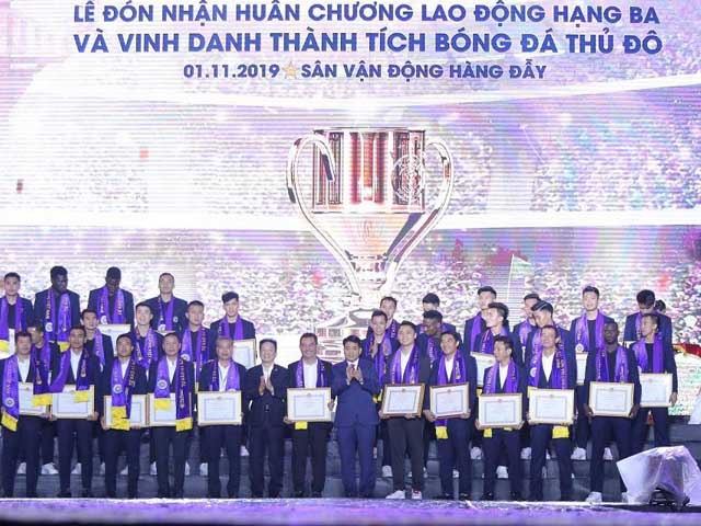Hà Nội FC đón nhận huân chương lao động hạng ba