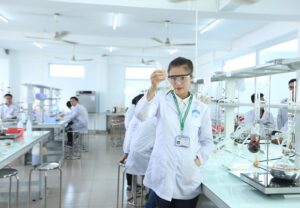 Thí sinh cần tìm hiểu kỹ tổ hợp xét tuyển và điểm chuẩn ngành Hóa dược trước khi lựa chọn trường